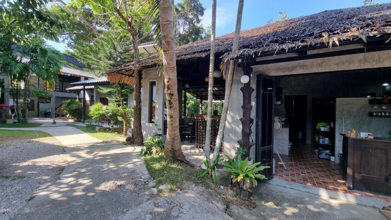 Ao Nang アオナン サード プレイス Bed & Breakfast エクステリア 写真